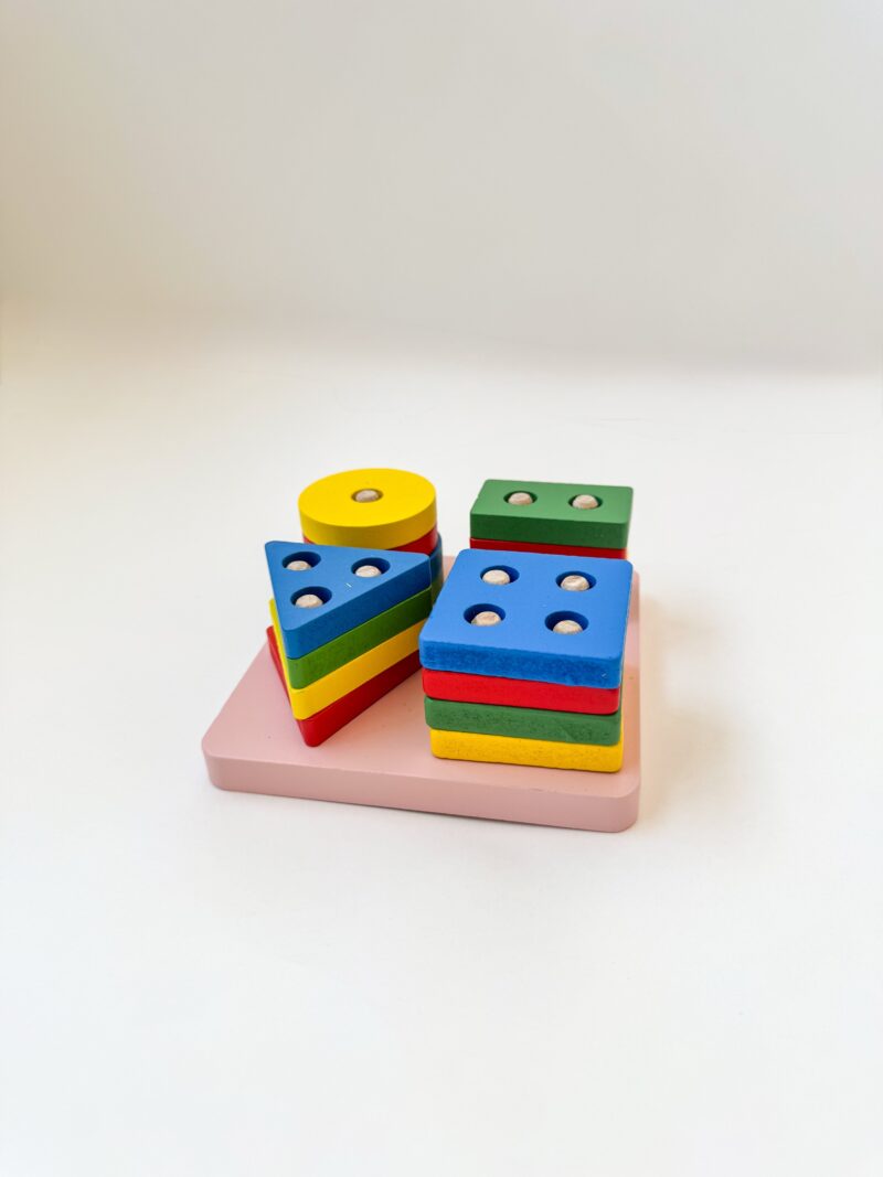 Juego de encaje tridimensional con figuras geométricas
